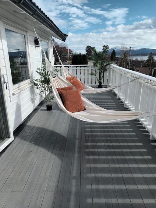 Sentralt, Kort Vei Til Byens Fasiliteter Leilighet Molde